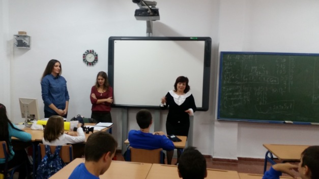 Mari Carmen Callejón habla a los estudiantes en una de las actividades del taller..